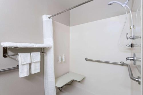 Greater Belhaven Hotel | Convenient Days Inn by Wyndham Jackson Downtown with Pool & Hot Tub