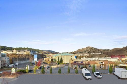 Kamloops Hotel | Pet-Friendly Days Inn in Kamloops with Pool & Breakfast