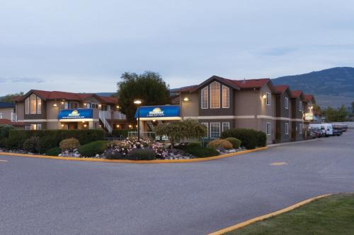 Rutland Hotel | Pet-Friendly Getaway at Days Inn by Wyndham Kelowna
