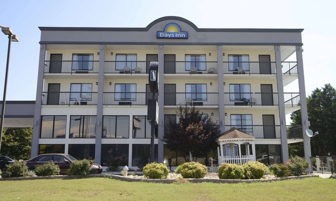 Kodak Hotel | Relax at Days Inn by Wyndham Kodak with Pool and Restaurant