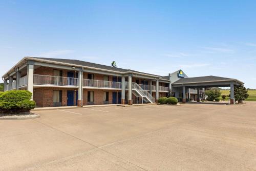 Kuttawa Hotel | Pet Friendly Days Inn by Wyndham Kuttawa with Pool & Hot Tub