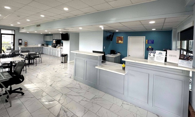 Lake Charles Hotel | Discover Days Inn by Wyndham Lake Charles with Pool & Dining