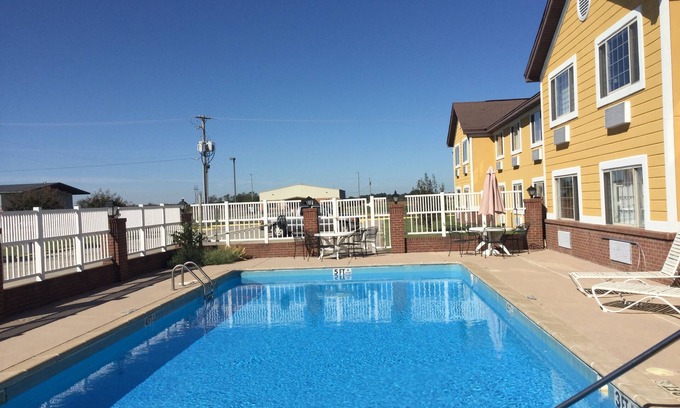 Lake Village Hotel | Family-Friendly Days Inn with Pool & Breakfast in Lake Village