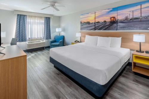 Lamar Hotel | Comfortable Stay at Days Inn by Wyndham Lamar with Pool Access