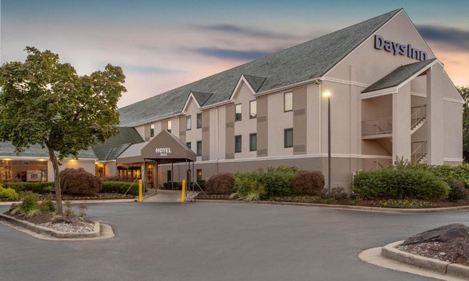 Lanham Hotel | Convenient Days Inn by Wyndham Near Washington DC Attractions