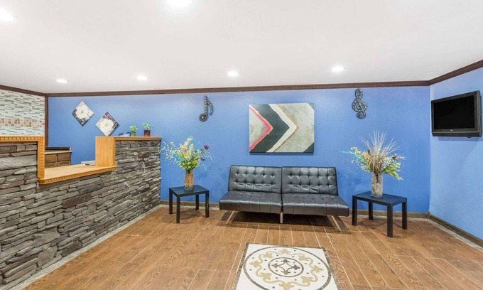 Lavonia Hotel | Convenient Days Inn by Wyndham Lavonia with Pool & Breakfast