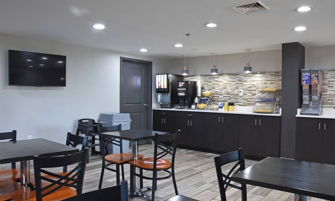 Lebanon Hotel | Comfortable Stay at Days Inn by Wyndham Lebanon with Pool