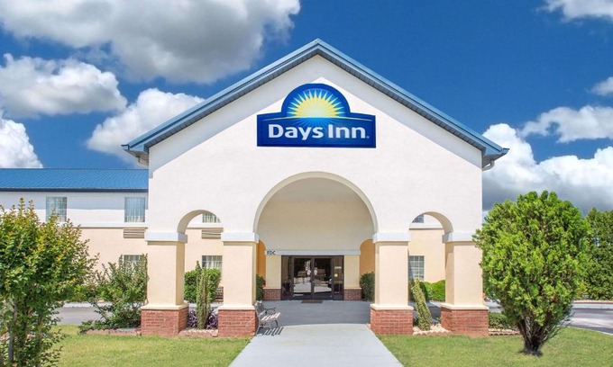 Lincoln Hotel | Pet-Friendly Days Inn by Wyndham Lincoln with Pool Access
