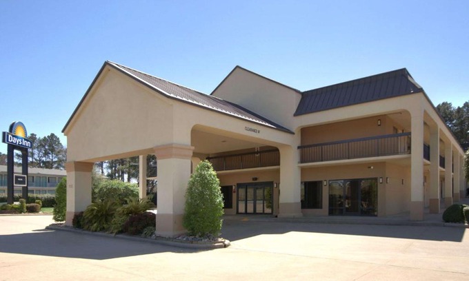 Longview Hotel | Pet-Friendly Days Inn with Pool & Breakfast in Longview