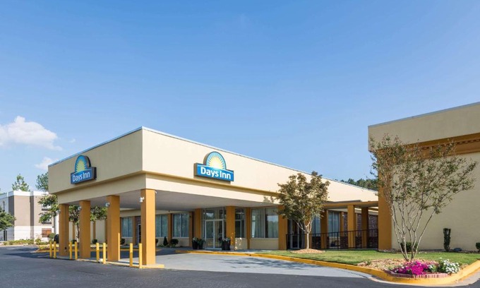 Madison Hotel | Comfortable Stay at Days Inn by Wyndham Madison with Breakfast