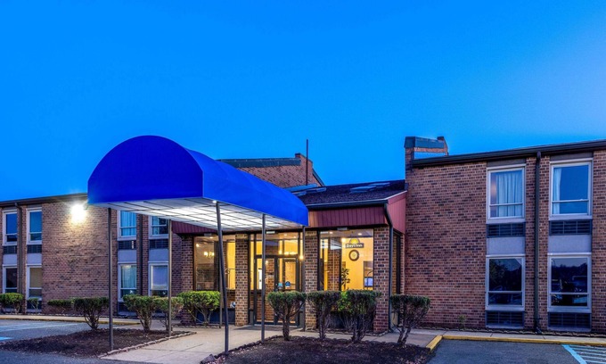 Lakeview Hotel | Convenient Stays at Days Inn by Wyndham Manassas Battlefield