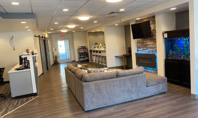 Manitowoc Hotel | Comfortable Stay at Days Inn by Wyndham Manitowoc Hotel