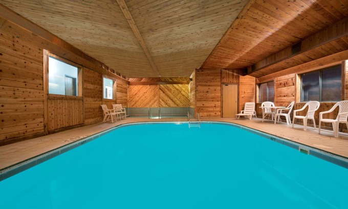 Mankato Hotel | Comfortable Days Inn by Wyndham Mankato with Pool & Spa