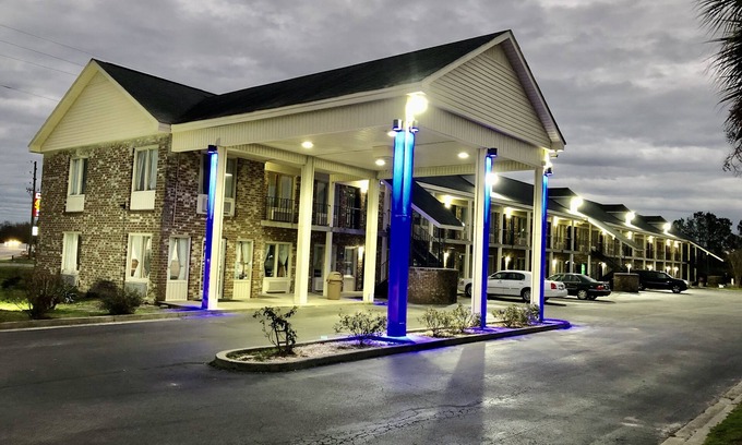 Manning Hotel | Convenient Days Inn by Wyndham Manning: Pool & Breakfast Included