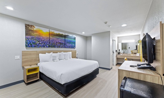 McKinney Hotel | Comfortable Days Inn by Wyndham McKinney with Pool & Breakfast