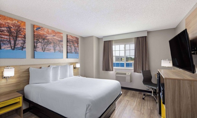 Miami Hotel | Family-Friendly Days Inn by Wyndham Miami with Pool & Spa