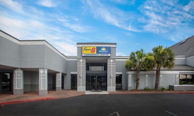 Mobile Hotel | Cozy Oceanfront Stay at Days Inn by Wyndham Mobile I-65
