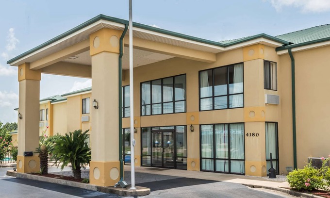 Montgomery Hotel | Convenient Days Inn by Wyndham Montgomery with Family Amenities