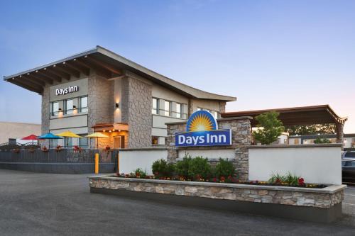 Saint-Leonard Hotel | Comfortable Days Inn by Wyndham Montreal East with Hot Tub