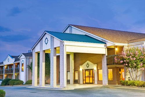 Mooresville Hotel | Relax at Days Inn by Wyndham Mooresville Lake Norman