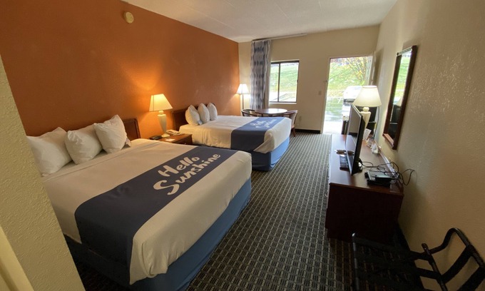 Morehead Hotel | Comfort at Days Inn by Wyndham Morehead - Family-Friendly Stay