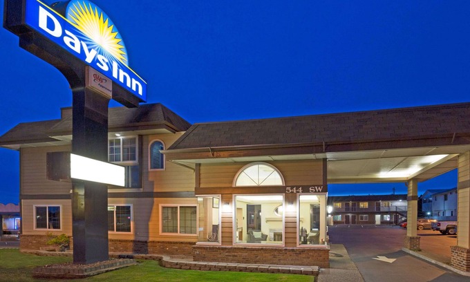 Newport Hotel | Cozy Stay at Days Inn by Wyndham Newport OR with Breakfast
