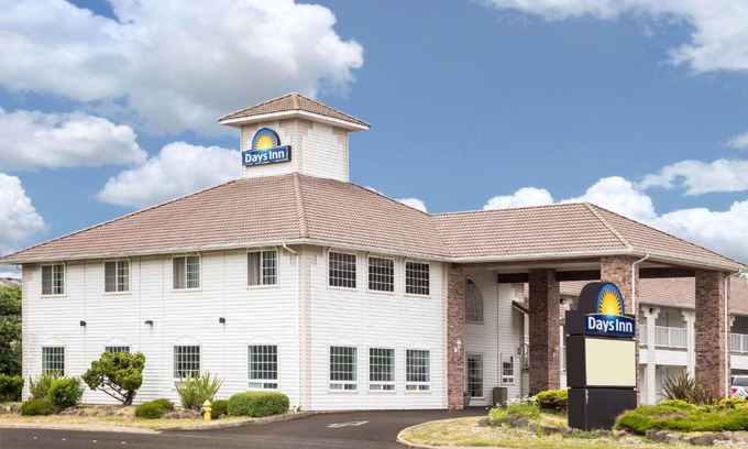 Ocean Shores Hotel | Pet-Friendly Days Inn by Wyndham Ocean Shores with Pool Access