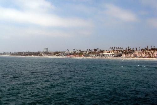 Oceanside Hotel | Inviting Days Inn by Wyndham Oceanside - Pool & Kitchen Access