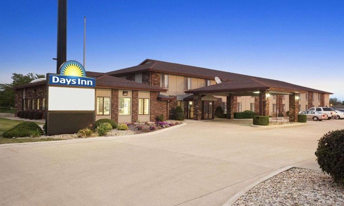 Oglesby Hotel | Pet-Friendly Days Inn near Starved Rock with Pool & Breakfast