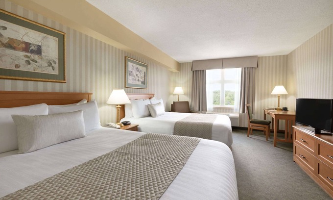 Ramara Hotel | Guest Rated: Days Inn by Wyndham Orillia with Pool & Breakfast