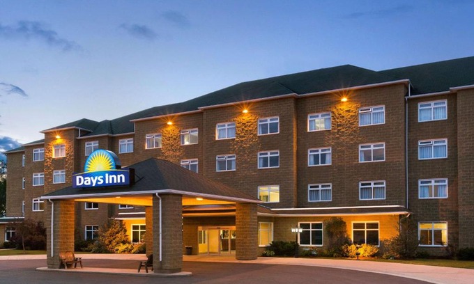 Oromocto Hotel | Pet-Friendly Days Inn Oromocto with Ocean View & Pool