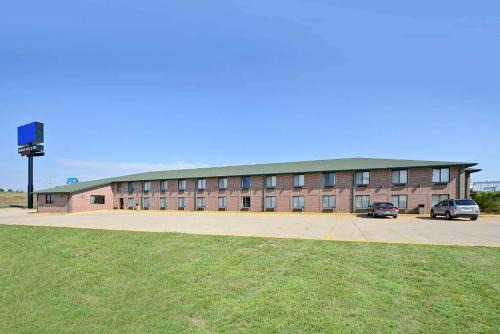 Ozark Hotel | Comfortable Days Inn by Wyndham Ozark with Pool & Ocean View