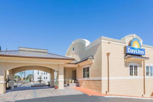 Downtown Hotel | Cozy Days Inn by Wyndham Pensacola - Historic Downtown Retreat