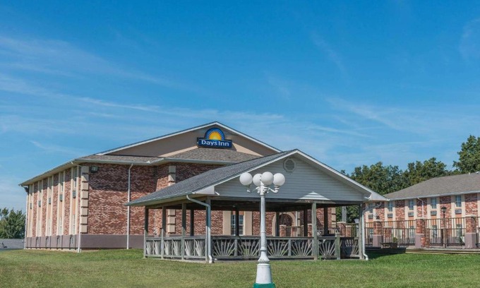 Perryville Hotel | Welcoming Days Inn by Wyndham Perryville with Hot Tub Access
