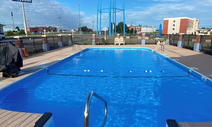 Perryville Hotel | Budget-Friendly Days Inn by Wyndham Perryville with Pool