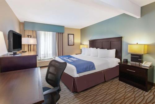 Petoskey Hotel | Comfortable Days Inn by Wyndham Petoskey with Pool & Ocean View