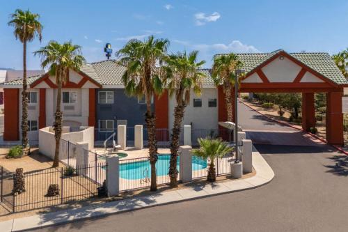 Estrella Hotel | Relax at Days Inn by Wyndham Phoenix West with Pool Access