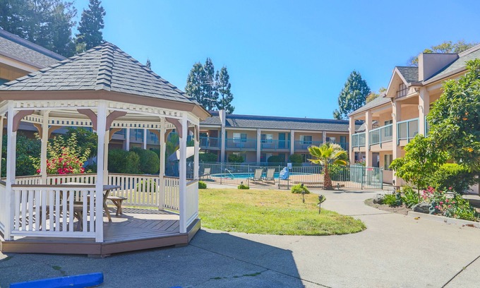 South Fair Oaks Hotel | Affordable Comfort at Days Inn by Wyndham Redwood City