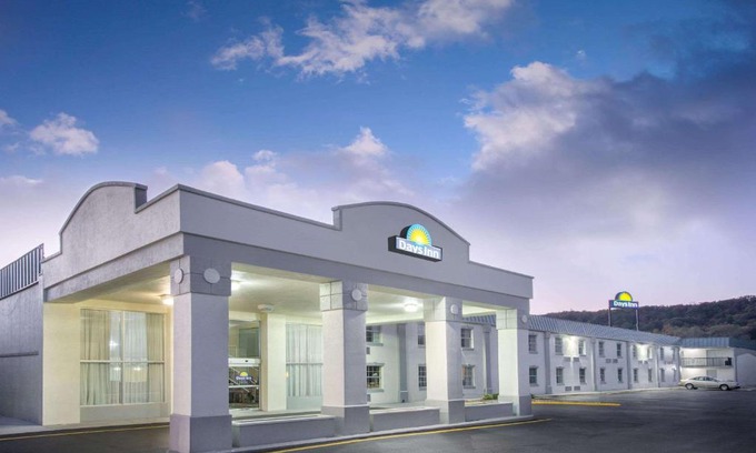 Hollins Hotel | Comfortable Days Inn by Wyndham Roanoke with Pool & Views