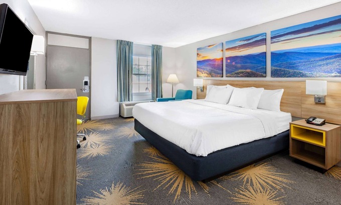 Hollins Hotel | Convenient Stay at Days Inn by Wyndham Roanoke Near I-81