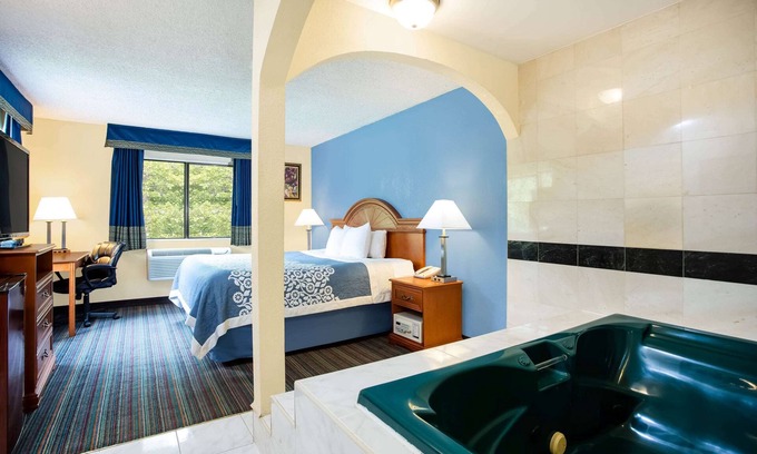 Runnemede Hotel | Budget-Friendly Days Inn by Wyndham in Runnemede, PA
