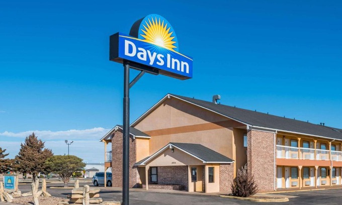 Russell Hotel | Pet-Friendly Comfort at Days Inn by Wyndham Russell