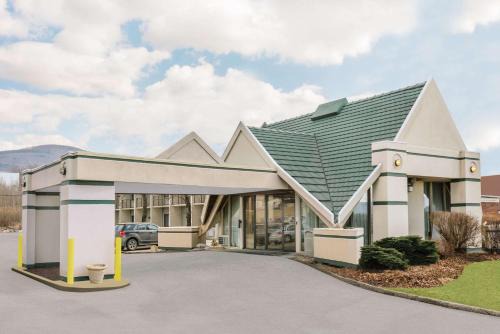 East Haven Rutland County Hotel | Pet-Friendly Days Inn by Wyndham: Comfort & Convenience