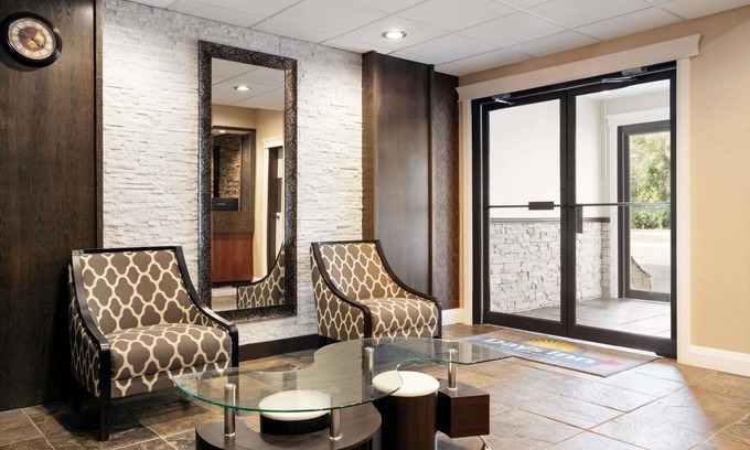 Sylvan Lake Hotel | Family-Friendly Days Inn by Wyndham Sylvan Lake with Breakfast
