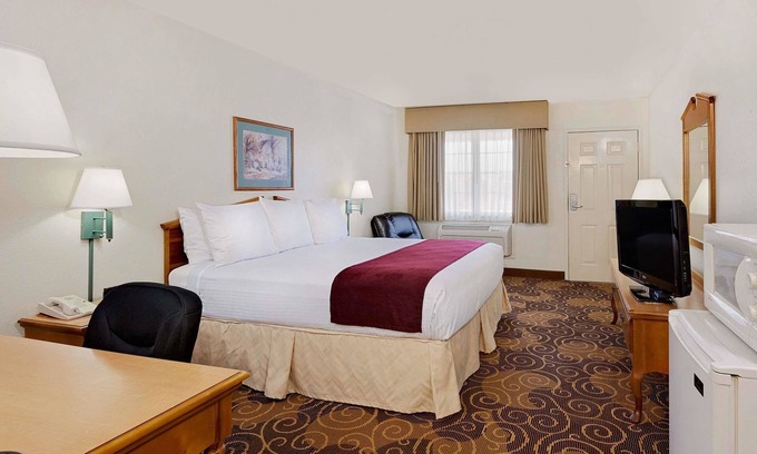 San Angelo Hotel | Relax at Days Inn by Wyndham San Angelo - Pet Friendly Stay