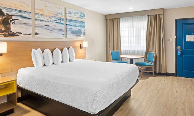 El Cajon Hotel | Relax at Days Inn by Wyndham San Diego-East with Pool & Spa