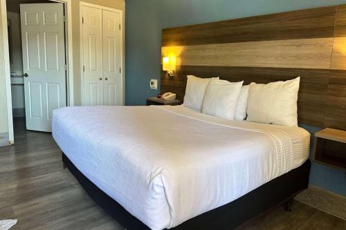 Vista Hotel | Convenient Days Inn by Wyndham San Diego Vista for Families