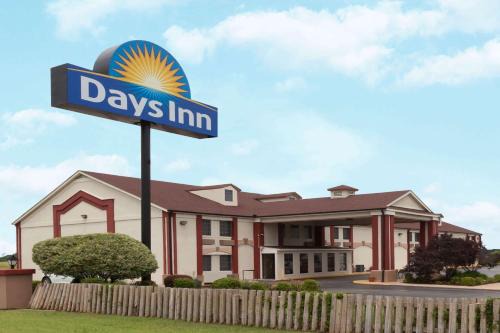 Shawnee Hotel | Pet-Friendly Days Inn by Wyndham Shawnee for Family Getaways