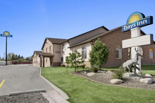 Sheridan Hotel | Enjoy Oceanfront Comfort at Days Inn by Wyndham Sheridan