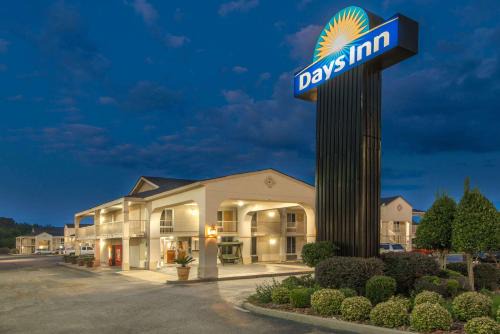 Shorter Hotel | Comfortable Days Inn Shorter: Pet-Friendly with Pool Access